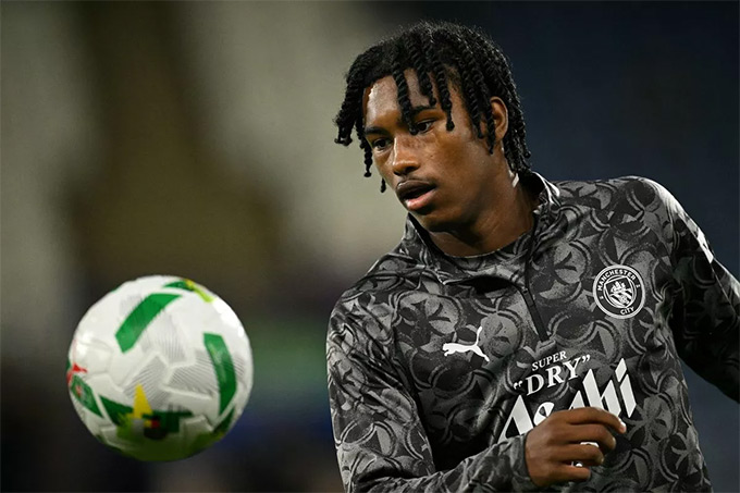 Cậu em Reigan Heskey, 17 tuổi, cũng được trao cơ hội