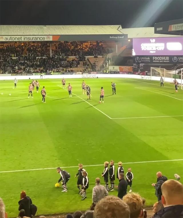 Nhân viên Port Vale vẫn xử lý mặt cỏ khi Arsenal đã bắt đầu khởi động