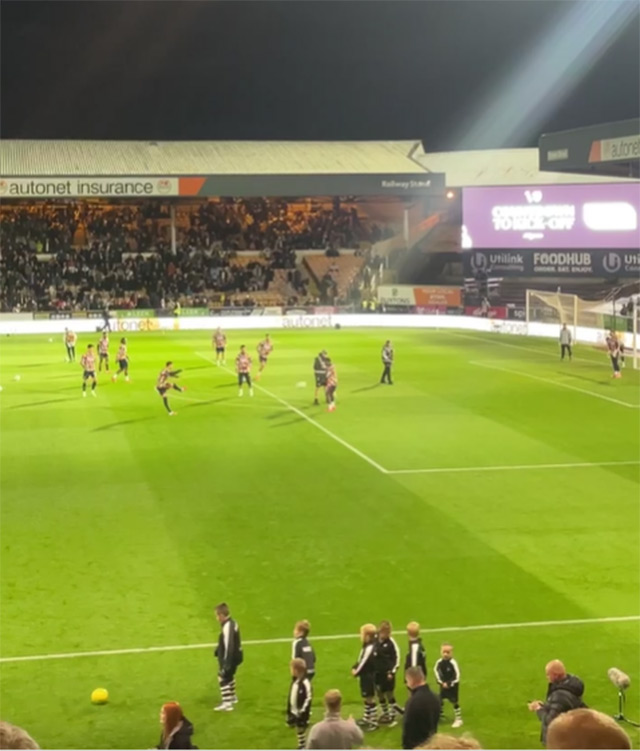 Ben White sút bóng vào nhắm vào nhân viên phục vụ sân của đội chủ nhà