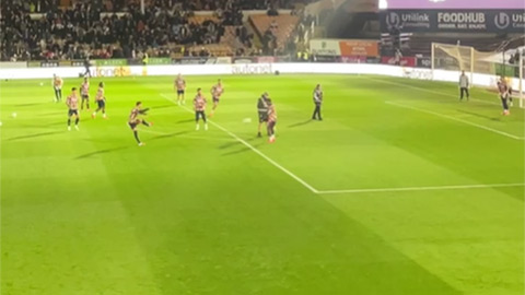  Hậu vệ Arsenal cho kẻ gây rối 'ăn đạn' ngay trên sân