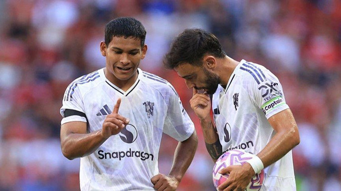 Leon (trái) được HLV Amorim cho dự tour du đấu hè cùng MU