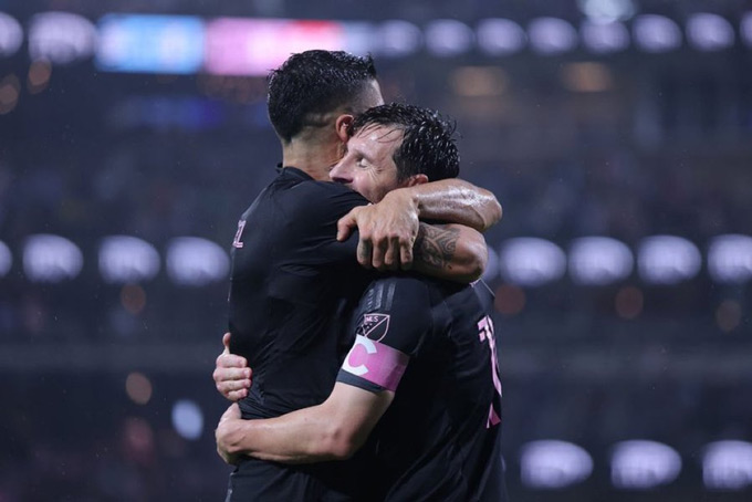 Suarez cảm ơn Messi sau khi được M10 nhường đá penalty