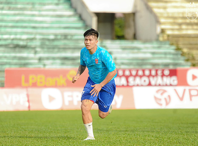 Trung vệ kỳ cựu Phạm Mạnh Hùng vừa gia nhập Long An - Ảnh: LAFC