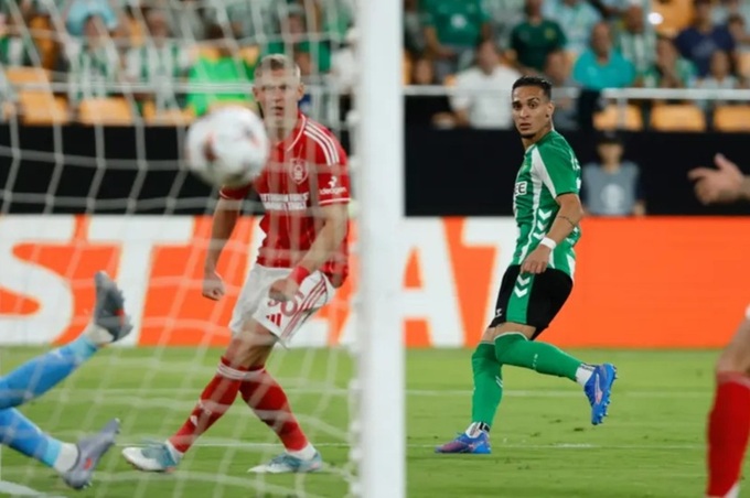 Khoảnh khắc Antony xé lưới Nottingham Forest