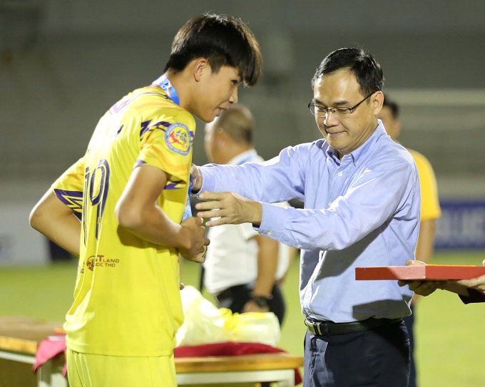 Ông Nguyễn Hồng Hải, đại diện nhà T trợ Thái Sơn Nam, trao huy chương cho cầu thủ U17 Hà Nội