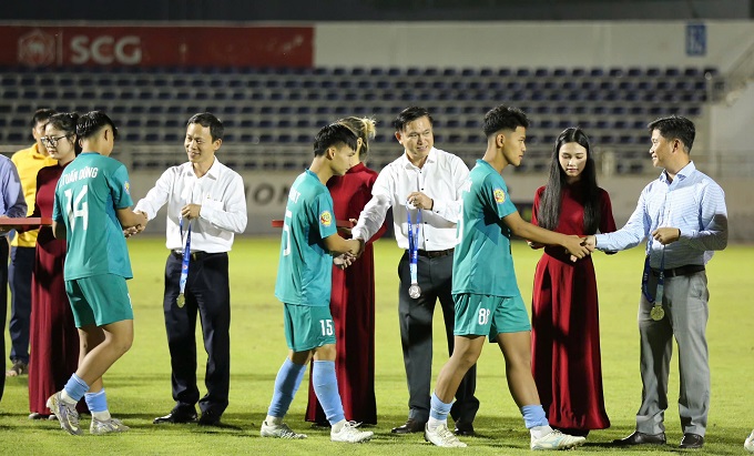 U17 Nam Định nhận huy chương bạc