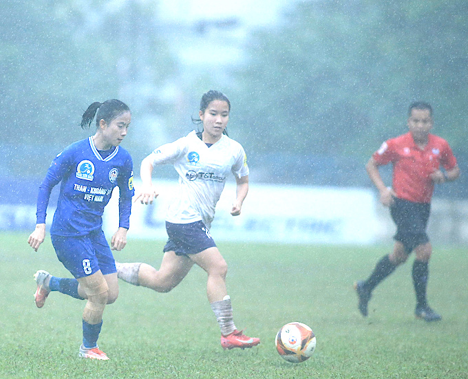 Trận đấu giữa Than KSVN - Thái Nguyên T&T diễn ra trong cơn mưa tầm tã. Ảnh: Phan Tùng
