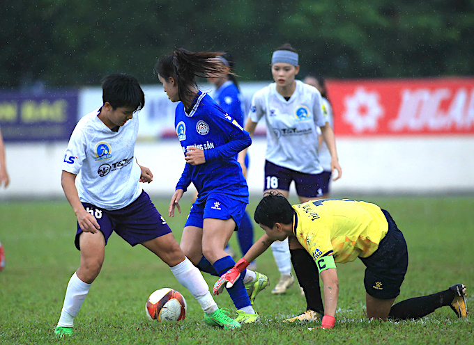 Khung thành của thủ môn Kim Thanh nhiều lần bị đặt vào thế nguy hiểm. Phan Tùng