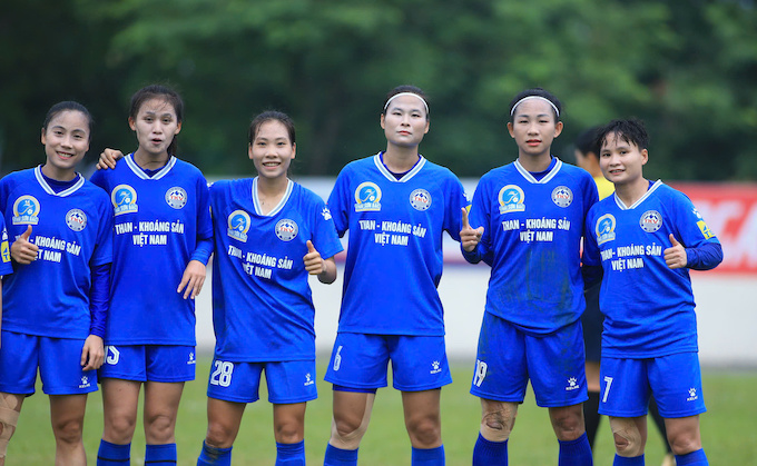 Niềm vui của Than KSVN khi có bàn thắng sớm. Ảnh: Phan Tùng