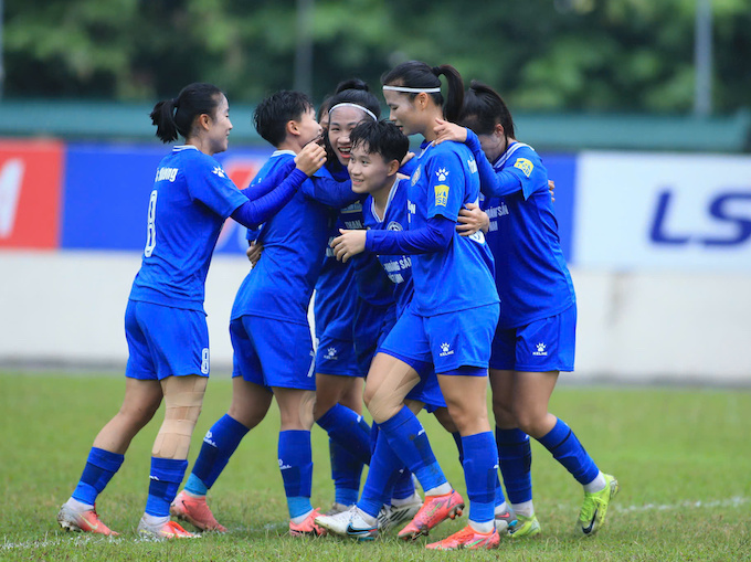 Niềm vui của Than KSVN khi có trận thắng để quay lại tốp 3. Ảnh: Phan Tùng