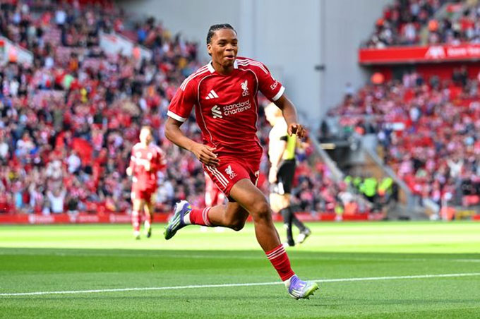 Rio Ngumoha đã có bàn ra mắt Liverpool