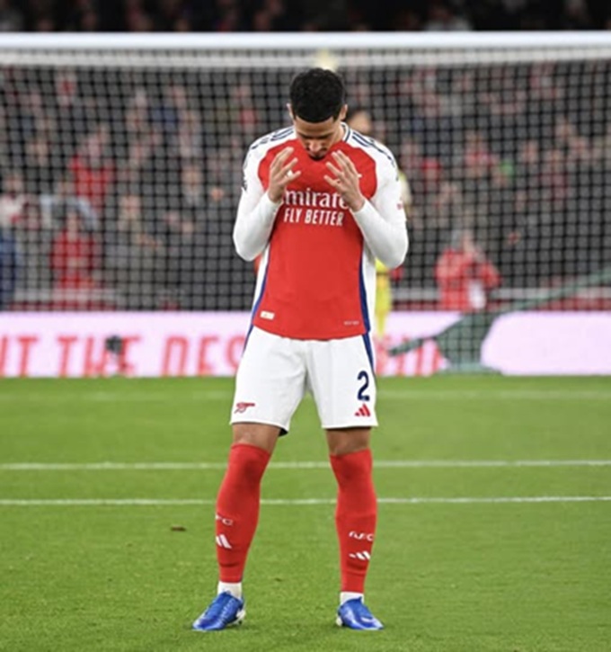 Saliba luôn thực hiện "dua" trước các trận đấu để cầu nguyện với Allah