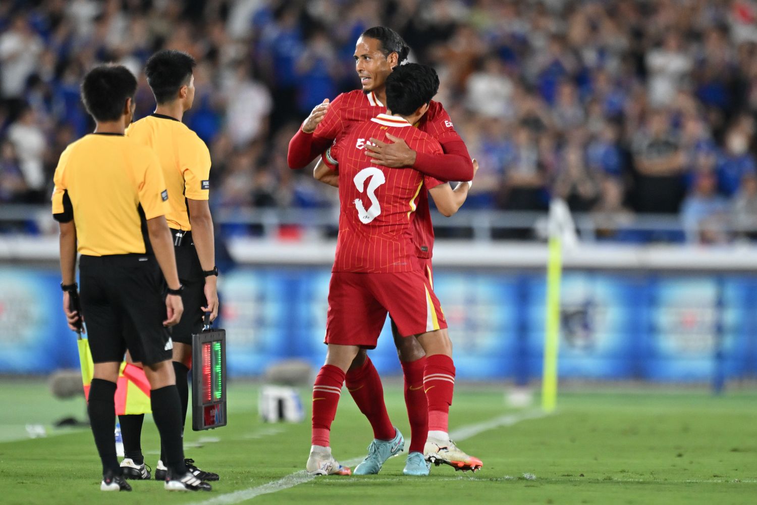 Endo có thể đảm nhiệm vị trí trung vệ khi Van Dijk vắng mặt