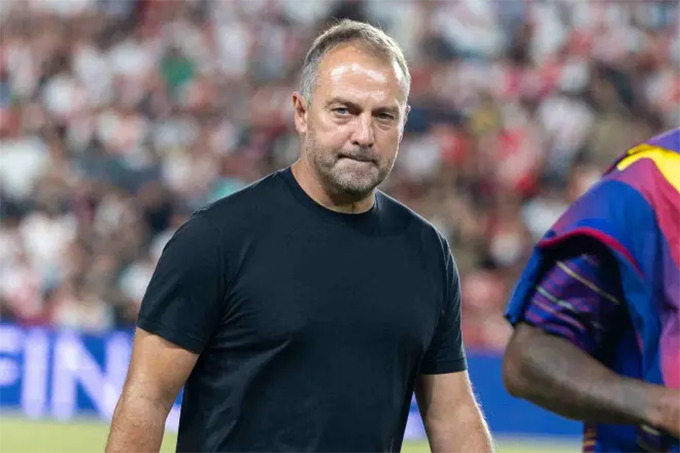 HLV Flick vẫn bảo vệ học trò khi thủ thành Joan Garcia mắc sai lầm ngớ ngẩn