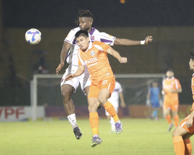 Trận đấu hấp dẫn ngay từ đầu với những màn đôi công của hai đội. Ảnh: Gia Hân