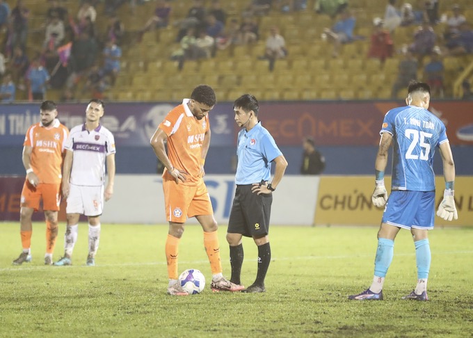 Trọng T đã phải cho dừng trận đấu nhiều lần để tham khảo VAR, trong đó có 3 lần không công nhận bàn thắng và phạt đền. Ảnh: Gia Hân 
