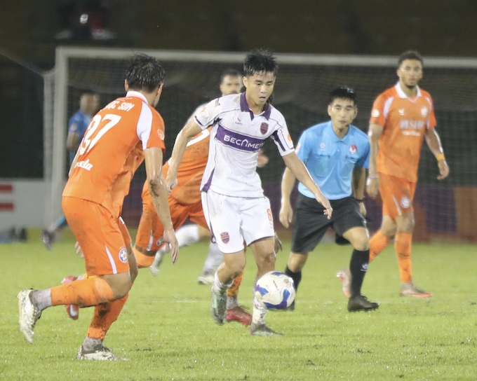 Becamex TP.HCM (áo trắng) có không ít cơ hội, nhưng may mắn đã không đứng về phía họ. Ảnh: Gia Hân