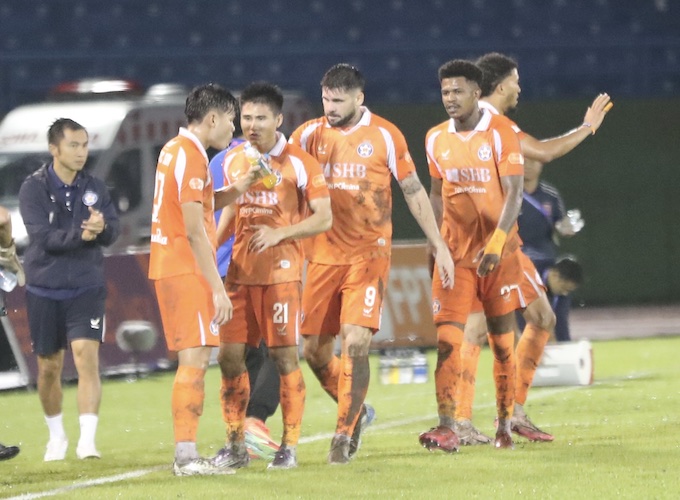 Niềm vui của SHB Đà Nẵng khi có bàn cân bằng 1-1. Ảnh: Gia Hân 