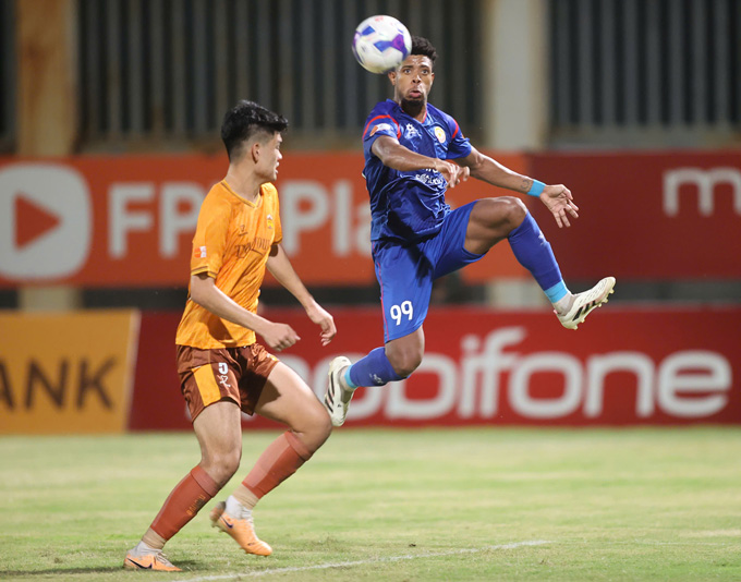 HAGL (bên phải) tiếp tục chơi rất thất vọng