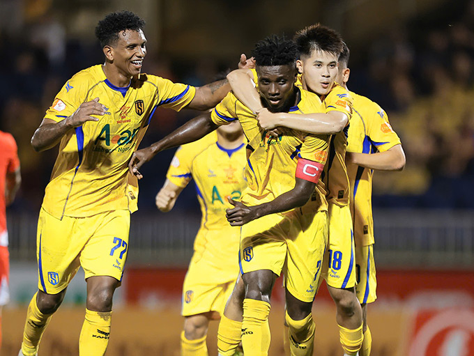 SLNA dẫn trước 2 bàn - Ảnh: Đức Cường