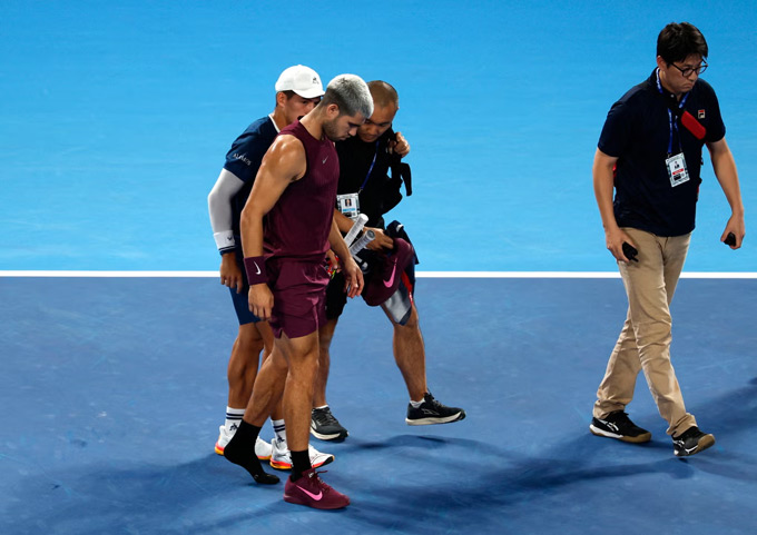 May mắn là Alcaraz vẫn có thể tiếp tục thi đấu