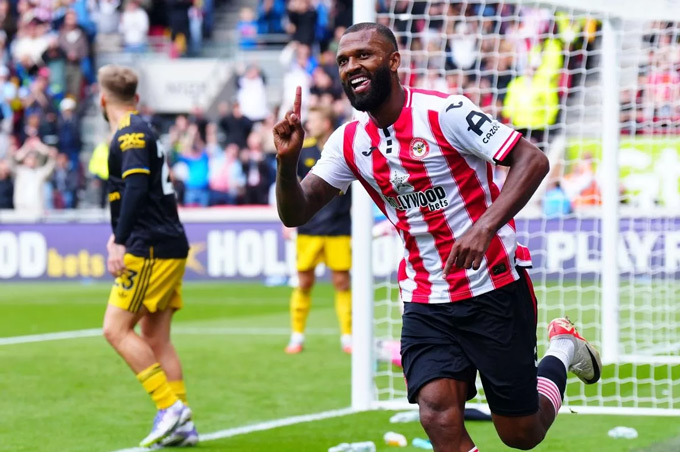 Brentford ghi 2 bàn đầu vào lưới MU theo cách cực kỳ dễ dàng