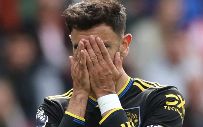 Fernandes ôm mặt sau khi bỏ lỡ quả 11 mét