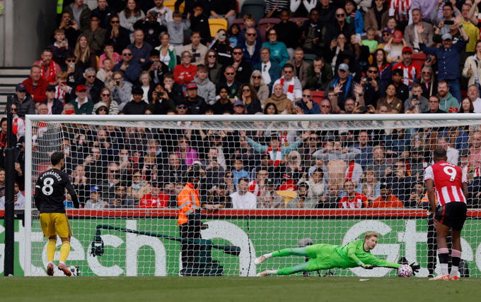 Cú đá 11 mét quá hiền của Fernandes