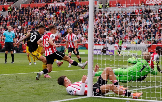 Sesko phải mất tới 3 lần dứt điểm mới đưa được bóng vào lưới Brentford