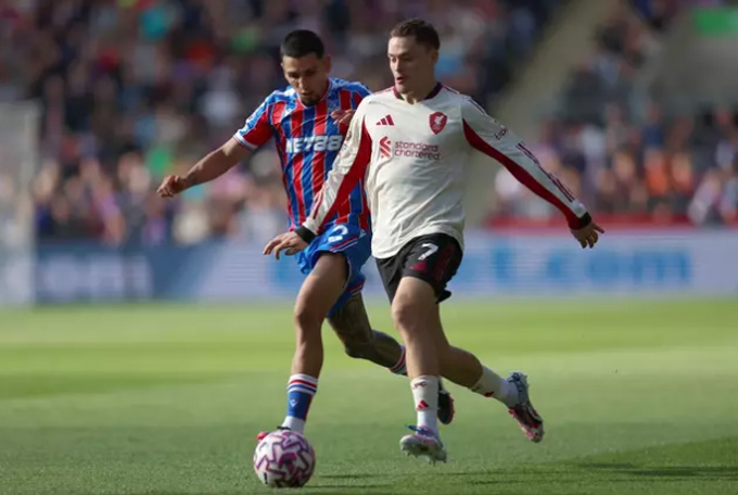 Wirtz có vẻ được bố trí đá lệch trái trước Palace song thường xuyên bó vào trung lộ