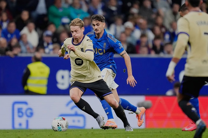 De Jong chỉ cần hiệp 2 của trận gặp Oviedo để chứng minh tầm ảnh hưởng của mình ở Barca.