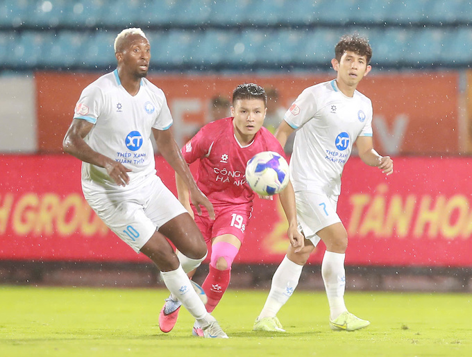 Quang Hải vá các đồng đội gặp nhiều khó khăn trước chủ nhà Nam Định. Ảnh: Quang Đương