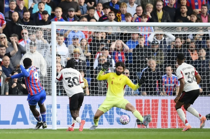 Slot ám chỉ Frimpong mắc sai lầm dẫn tới bàn thua phút cuối của Liverpool