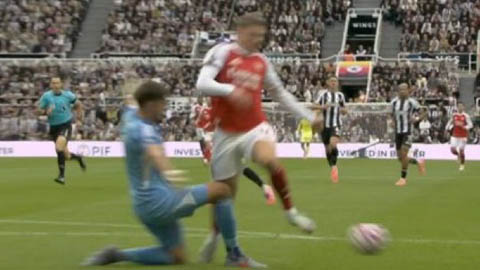  Trọng tài gây bức xúc khi tước quả phạt đền gây tranh cãi của Arsenal