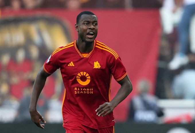 Evan N'Dicka hiện được nhiều ông lớn châu Âu theo đuổi