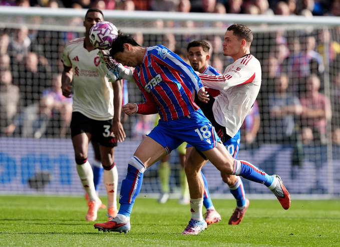 Wirtz (ngoài cùng bên phải) gần như "tàng hình" trên sân