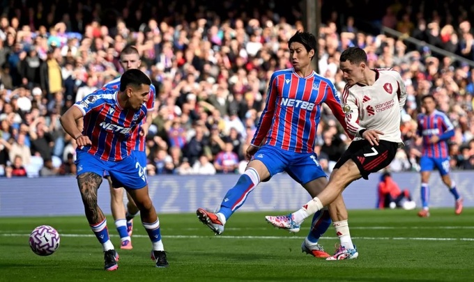 "Bom tấn" Florian Wirtz (áo trắng) của Liverpool nhạt nhòa trong trận đấu với Crystal Palace