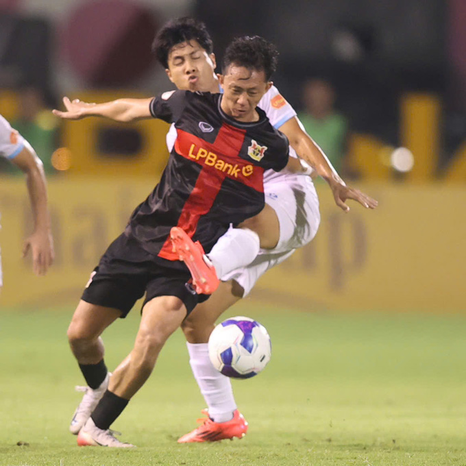 Châu Ngọc Quang không may gặp chấn thương. Ảnh: Đức Cường