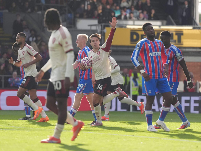 Còn quá sớm để khẳng định cỗ máy Liverpool đã trật bánh