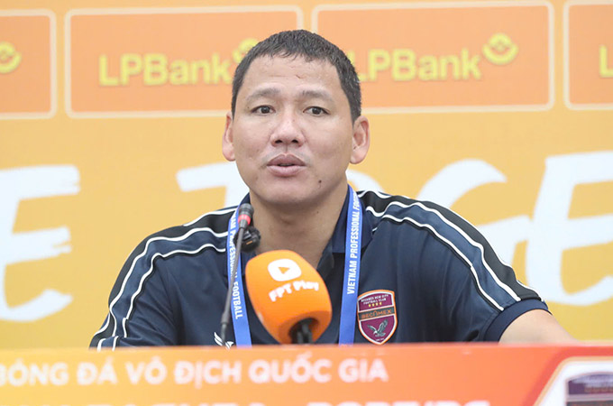 Chiếc ghế của HLV Nguyễn Anh Đức ở Becamex TP.HCM đang lung lay dữ dội - Ảnh: Gia Hân 