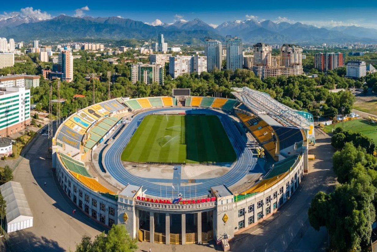 Sân bóng của Kairat Almaty nằm ở độ cao 850 mét, được bao quanh bởi những ngọn núi cao tới 5.000 mét