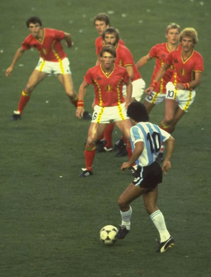 Maradona và đám đông cầu thủ Bỉ