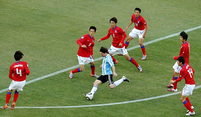 Messi trong vòng vây của các cầu thủ Hàn Quốc