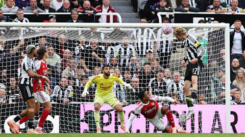  Woltemade đẩy ngã Gabriel, vì sao bàn thắng của Newcastle vẫn được công nhận?