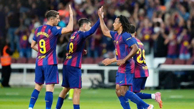 Lewy và Kounde cùng lập công cho Barca
