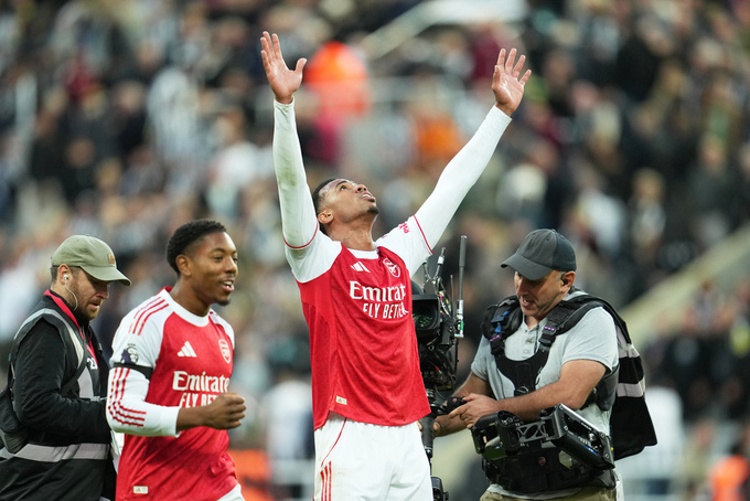 Arsenal ngược dòng thắng chủ nhà Newcastle 2-1 ở những phút bù giờ