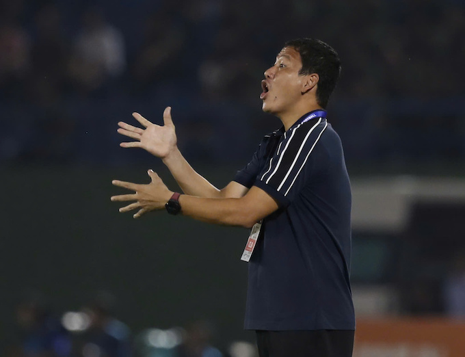 HLV Nguyễn Anh Đức chỉ đạo trận đấu của Becamex TP.HCM. Ảnh: Anh Khoa