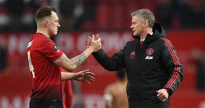Phil Jones đánh giá Solskjaer cao hơn cả Arne Slot