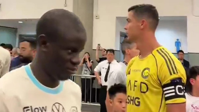 Kante phớt lờ Ronaldo