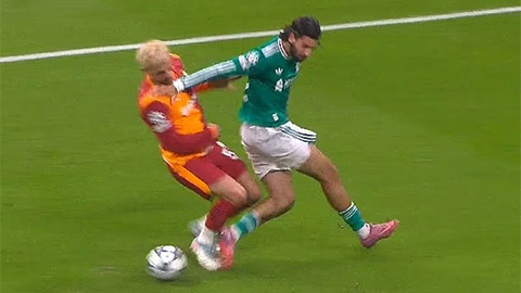  Fan Liverpool nổi điên vì bị thổi phạt 11m